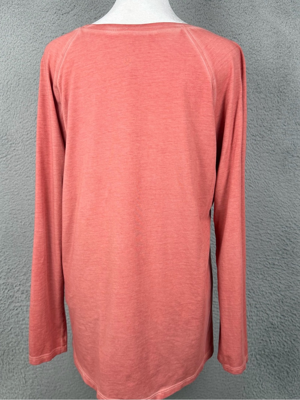 Lululemon Top Womens 8 Coral Faded Long Sleeve Round Neck Athletic Preppy - Picture 3 of 8